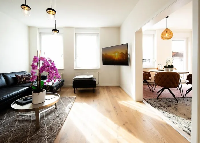 Gründerzeit-wohnung Stadtmitte Mit Sonnenverwöhntem Balkon Apartment *