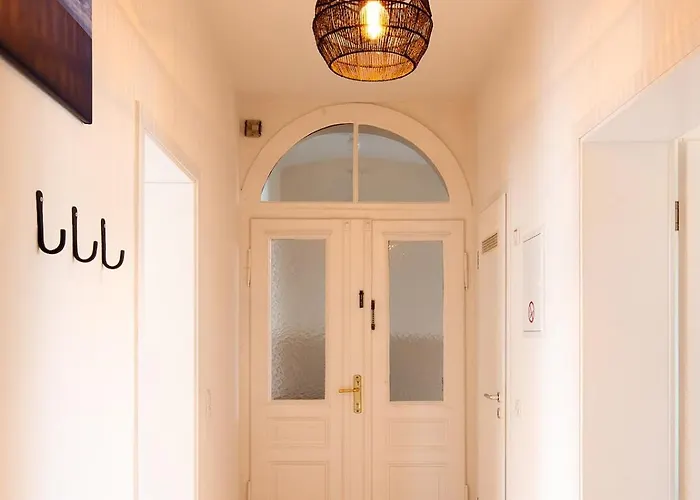 Gründerzeit-wohnung Stadtmitte Mit Sonnenverwöhntem Balkon Apartment